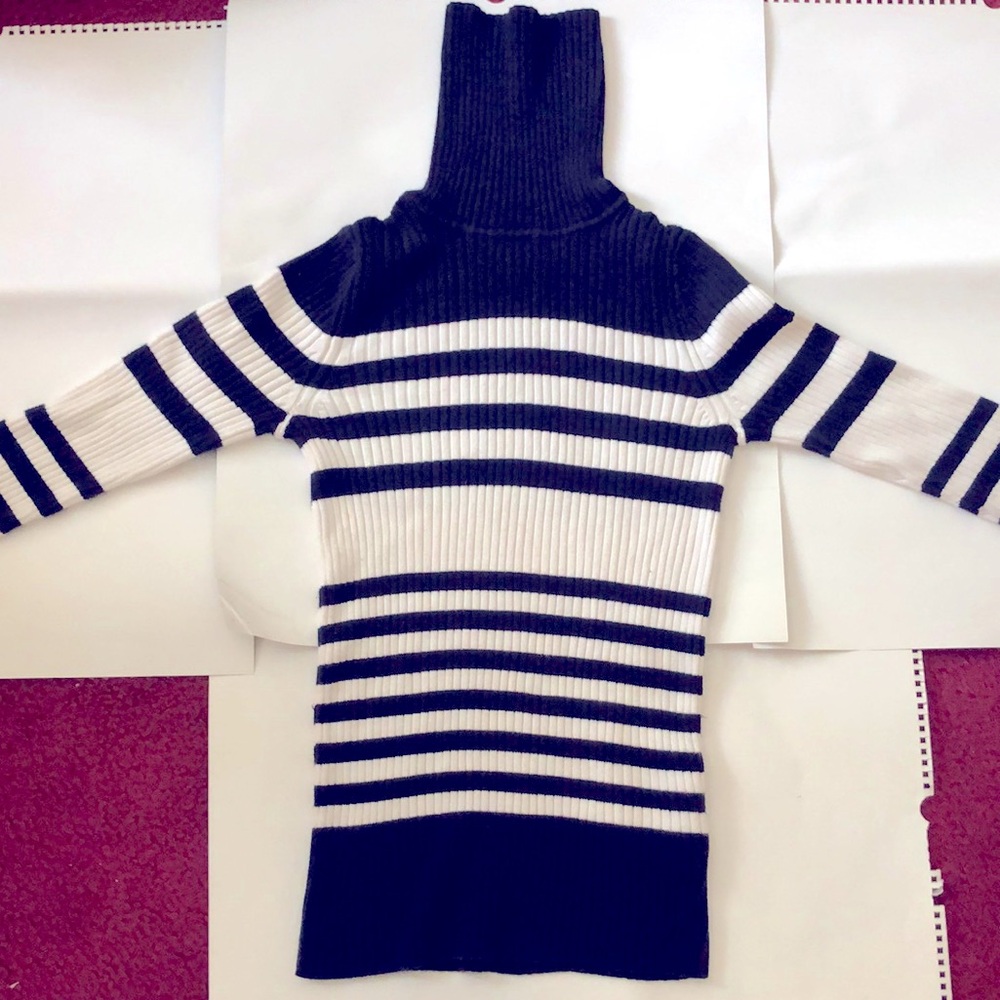 Gap black and white sweater